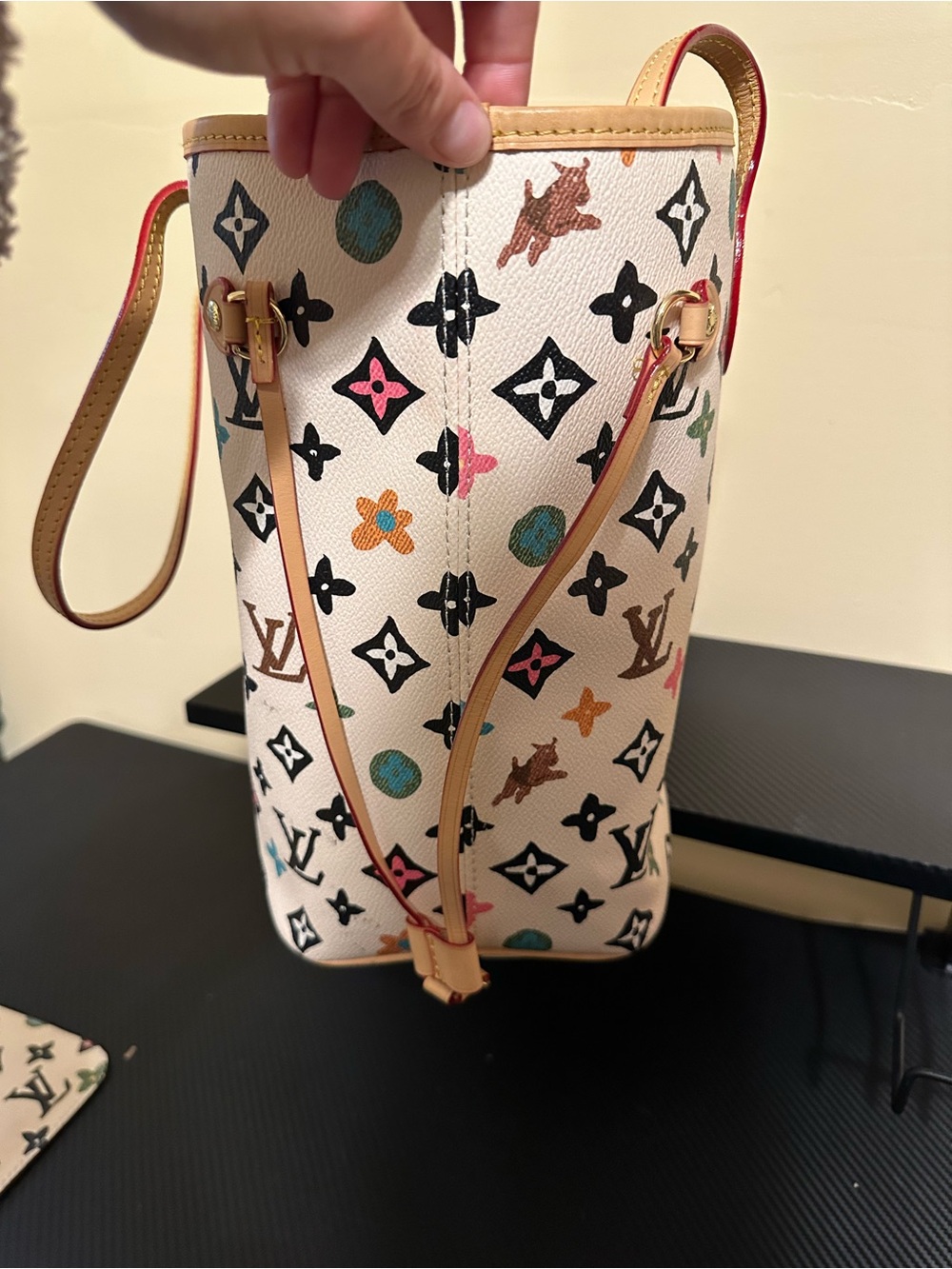 White color full tote - Picture 4 of 13